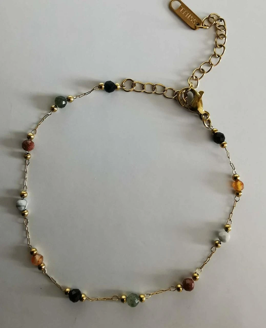 Bracelete feminina com pequenas pérolas coloridas em aço inoxidável – photo 3